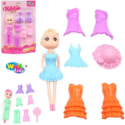 BONECA NIKKIE FASHION TROCA ROUPA DE PLASTICO COM CHAPEU / ESCOVA 7 A 8 PECAS