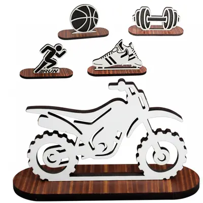 ENFEITE DE MADEIRA ESPORTE COM BASE 14X9CM