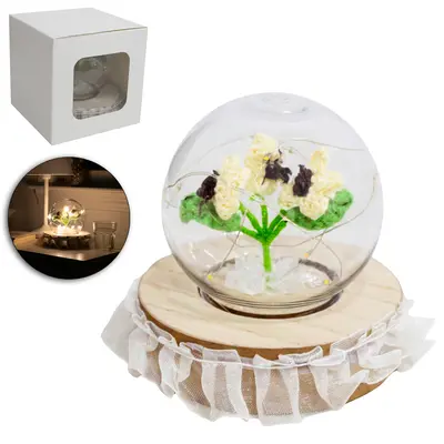 ENFEITE CUPULA COM FLOR PERMANENTE DE CROCHE + MICRO LED E BASE DE MADEIRA MDF A BATERIA 9X9,5CM DE Ø