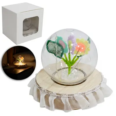 ENFEITE CUPULA COM FLOR PERMANENTE GIRASSOL DE CROCHE + MICRO LED E BASE MADEIRA MDF A BATERIA 9X9,5CM DE Ø