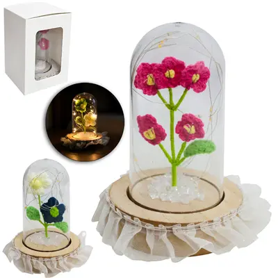 ENFEITE CUPULA COM FLOR PERMANENTE DE CROCHE + MICRO LED E BASE DE MADEIRA MDF A BATERIA 14X10CM DE Ø