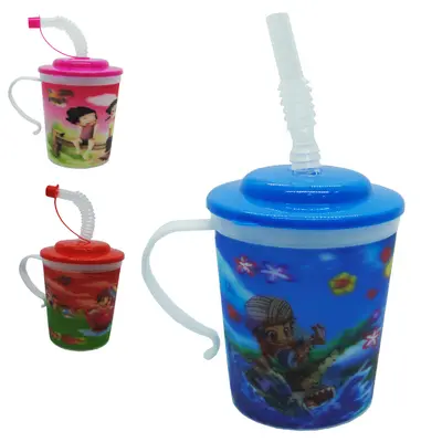 CANECA COM TAMPA E CANUDO DE PLASTICO ESTAMPAS SORTIDAS 3D 330ML