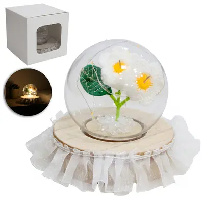 ENFEITE CUPULA COM FLOR PERMANENTE DE CROCHE + MICRO LED E BASE DE MADEIRA MDF A BATERIA 9X9,5CM DE Ø