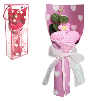 FLOR PERMANENTE BUQUE DE CROCHE CORACAO COM CAIXA PVC LOVE 29X11X6CM