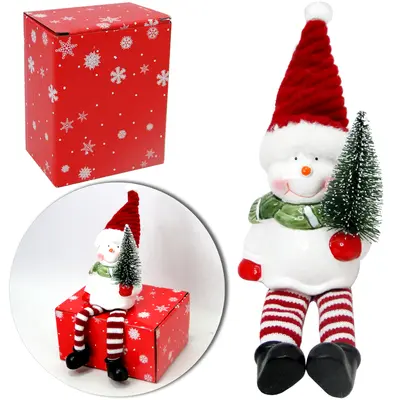 BONECO DE NEVE DE CERAMICA SENTADO COM ARVORE E PERNA DE TECIDO DE NATAL 21X13CM