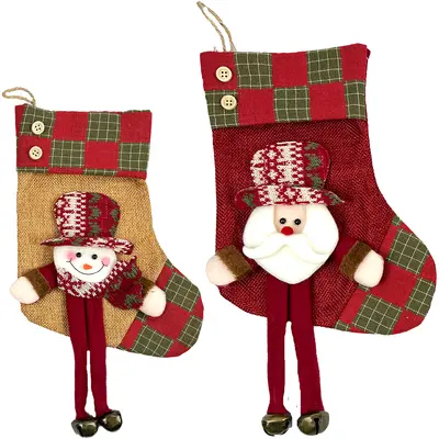 PENDENTE BOTA PAPAI NOEL / BONECO DE NEVE COM PERNAS MOLE E GUIZO TRICO XADREZ DE NATAL 25X17CM