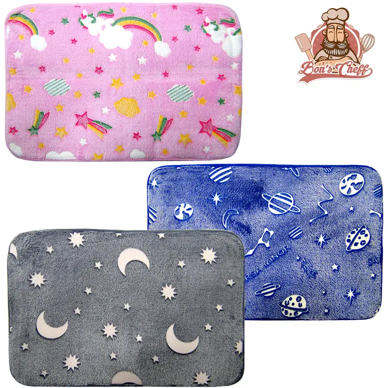 TAPETE DE PISO DE PELUCIA BRILHA NO ESCURO RETANGULAR ANTIDERRAPANTE 58X38CM