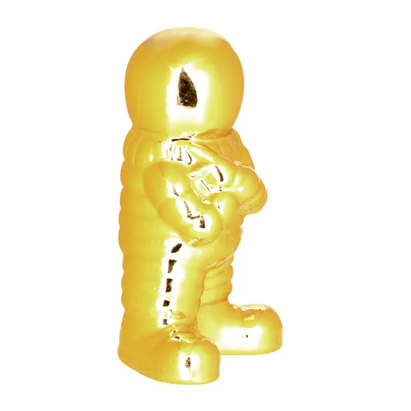 ENFEITE ASTRONAUTA BRACOS CRUZADOS DE PORCELANA METALIZADO DOURADO 10X5,5X4,3CM