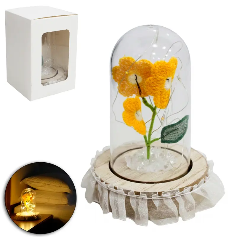 ENFEITE CUPULA COM FLOR PERMANENTE DE CROCHE + MICRO LED E BASE DE MADEIRA MDF A BATERIA 14X10CM DE Ø