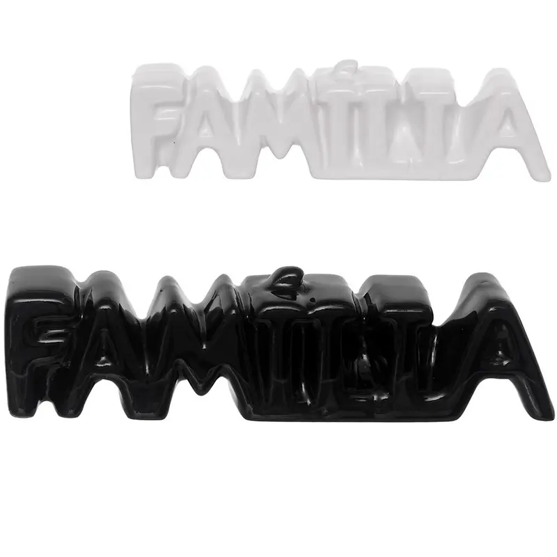 ENFEITE FAMILIA DE PORCELANA PRETO / BRANCO 13,5X3,5CM