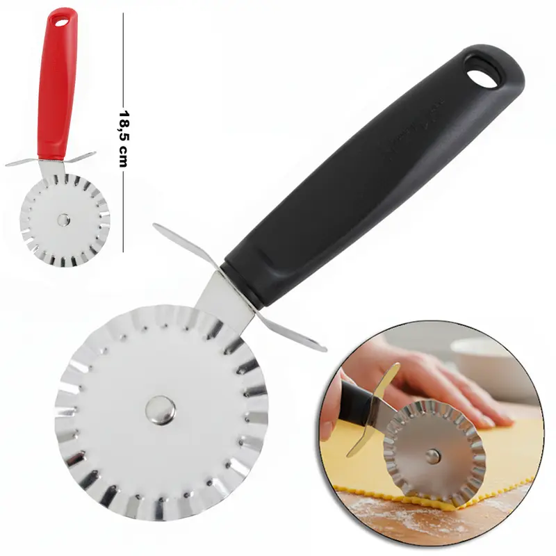 CARRETILHA CORTADOR DE MASSAS DE INOX CABO PLASTICO VERMELHO E PRETO BLACK LINE 18,5X7,5CM