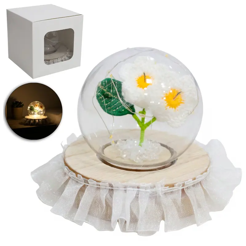 ENFEITE CUPULA COM FLOR PERMANENTE DE CROCHE + MICRO LED E BASE DE MADEIRA MDF A BATERIA 9X9,5CM DE Ø