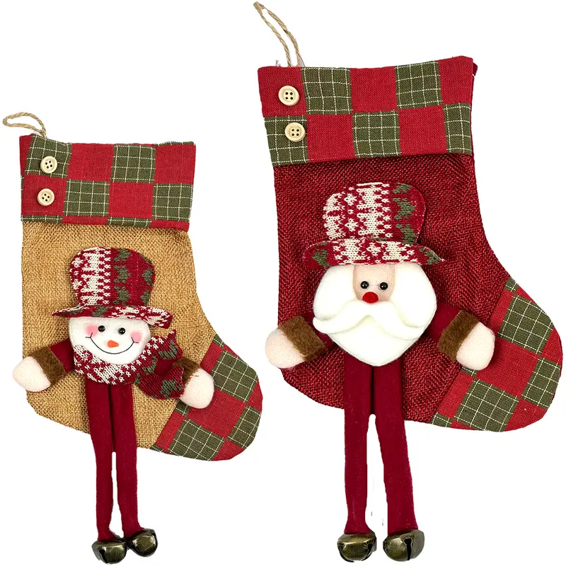 PENDENTE BOTA PAPAI NOEL / BONECO DE NEVE COM PERNAS MOLE E GUIZO TRICO XADREZ DE NATAL 25X17CM